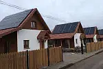 Panele słoneczne wytwarzają prąd, który może być wykorzystywany na bieżące potrzeby lub magazynowany u dostawcy prądu.