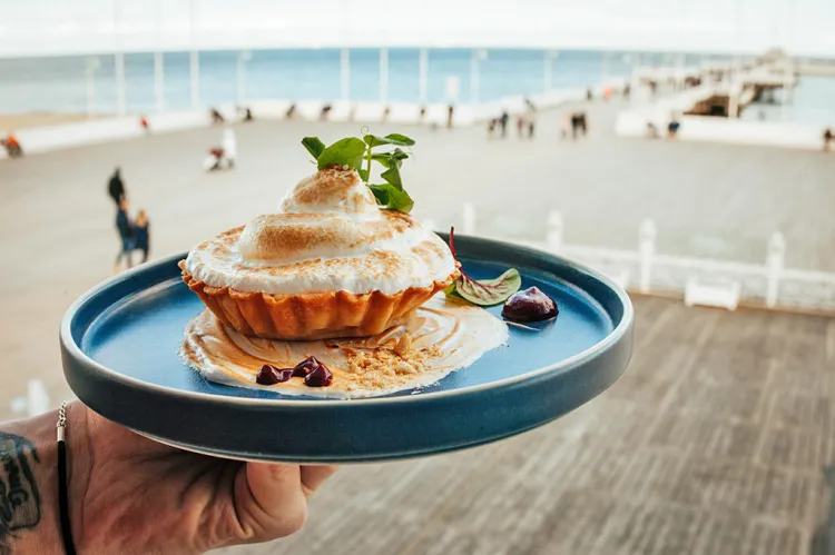 Widok z okien restauracji może być naprawdę przyjemny dla oka. 