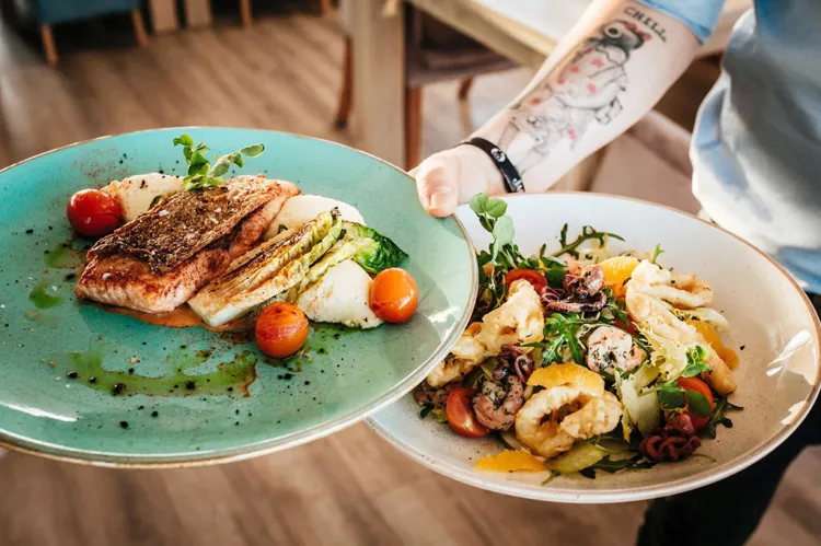 Weekendowy spacer najlepiej połączyć z pysznym obiadem w restauracji.