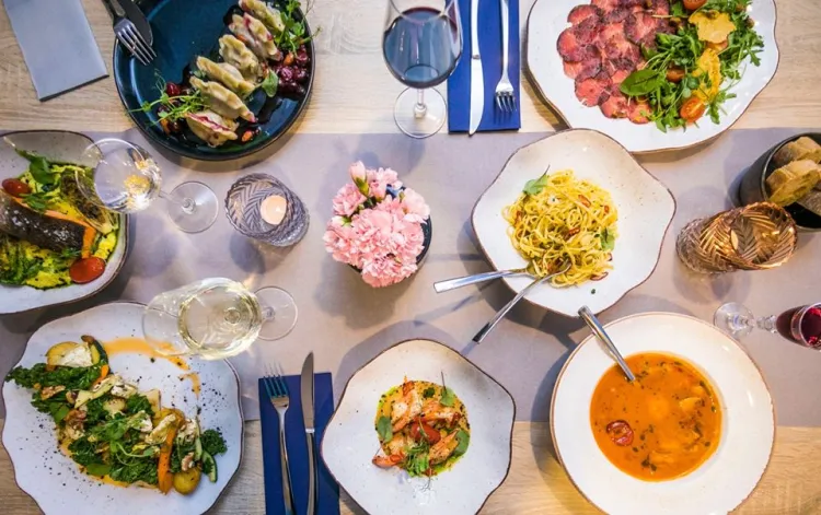 Weekendowy spacer najlepiej połączyć z pysznym obiadem w restauracji.