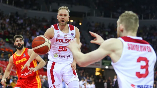 Polscy koszykarze pokonali Hiszpanię po raz pierwszy od 1972 roku. Zwycięstwo może mieć szczególne znaczenie dla Łukasza Koszarka (w środku), który po raz 200. zagrał z orzełkiem na piersi.