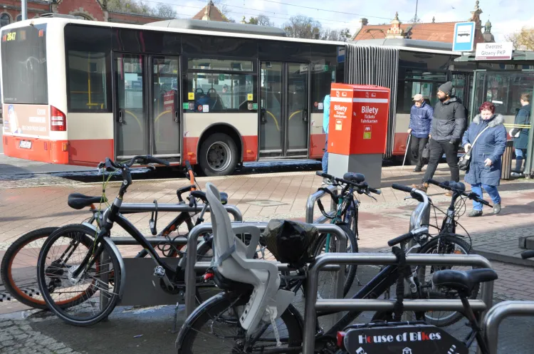 Wkrótce przewóz rowerów w autobusach ma być wygodniejszy i bezpieczniejszy. Zdaniem związkowców GAiT nowe przepisy nie będą chronić ani pasażerów, ani kierowców i motornicznych.