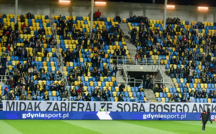 M.in. za ten transparent Arkę Gdynia spotkała kara po meczu na inaugurację wiosny z Cracovią 0:1. 