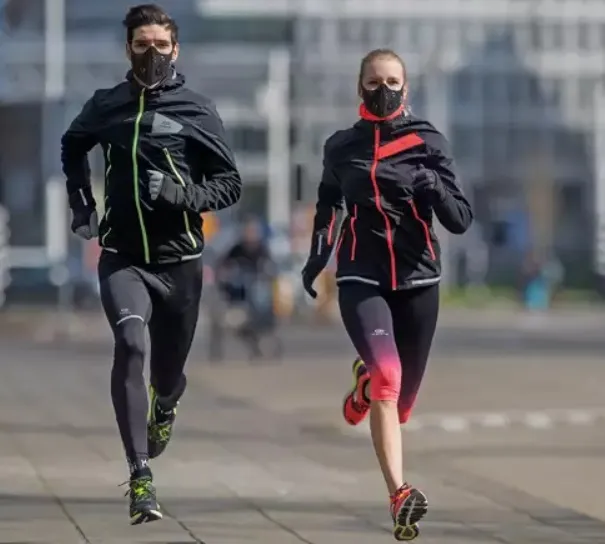 Maski smogowe z pewnością wyglądają u biegaczy efektownie, ale kiedy są raczej modnym dodatkiem, a kiedy naprawdę się przydają?