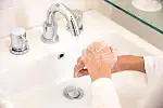 Często myj ręce, używając mydła i wody, a jeśli nie masz do nich dostępu, używaj płynów/żeli na bazie alkoholu (min. 60 proc.). Dlaczego? Mycie rąk ww. metodami zabija wirusa, jeśli znajduje się on na rękach.