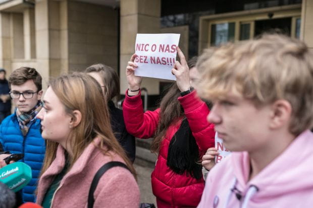 "Nic o nas bez nas" - takim hasłem uczniowie sympatyzujący ze stowarzyszeniem Wszystko dla Gdańska i aktywiści Młodej Zarazy zwracali uwagę na problem związany z brakiem zgody rodziców na organizację warsztatów Zdrovve Love. 