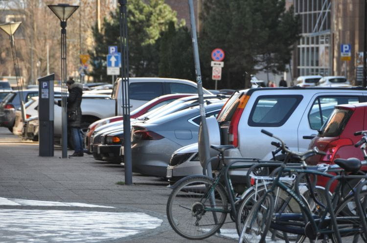 Wkrótce kierowcy za pozostawienie auta w centrum Gdańska będą płacić 5,5 zł za pierwszą godzinę parkowania.