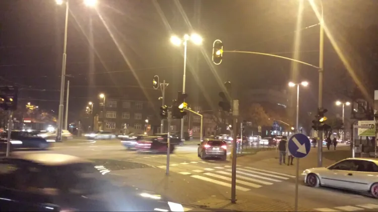 Pulsujące żółte światło w nocy na skrzyżowaniach w Trójmieście można zobaczyć tylko w razie awarii. Drogowcy ze względów bezpieczeństwa nie przewidują wyłączania świateł w godzinach nocnych.