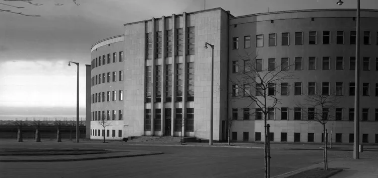 Gmach sądu w Gdyni powstał w latach 1935-1936. Od 1988 r. znajduje się w rejestrze zabytków.