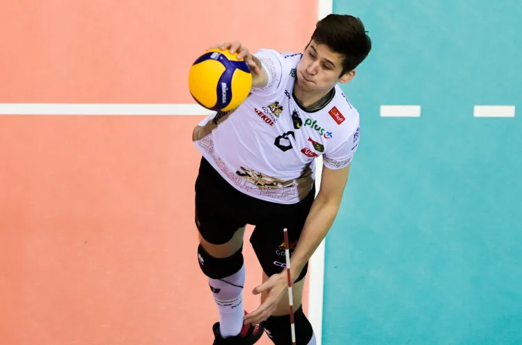Szymon Jakubiszak wykorzystał szansę wobec słabo dysponowanego Pawła Halaby. Młody siatkarz był jedną z wiodących postaci w trzecim i czwartym secie w meczu z mistrzem Polski.