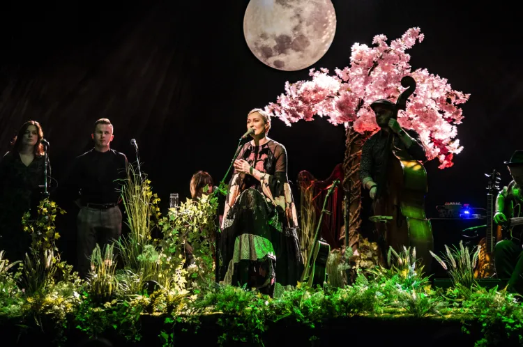 Anita Lipnicka wystąpiła na scenie przystrojonej w trawy, paprocie, kwiaty i drzewa.