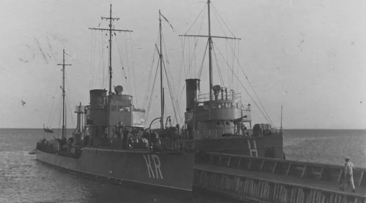 ORP "Generał Haller" przy nabrzeżu obok torpedowca "Krakowiak"