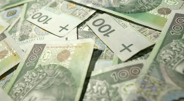 Mężczyzna, za zwrócenie portfela wypchanego pieniędzmi otrzymał 1 tys. zł znaleźnego.