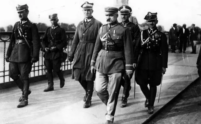 Na Moście Poniatowskiego w Warszawie, w drodze na rozmowy ostatniej szansy w trakcie Przewrotu Majowego. Gen. Orlicz-Dreszer tuż obok. marszałka Józefa Piłsudskiego.