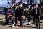 Wizyta prezydenta Islandii w Gdańsku rozpoczęła się od złożenia kwiatów pod Pomnikiem Poległych Stoczniowców.