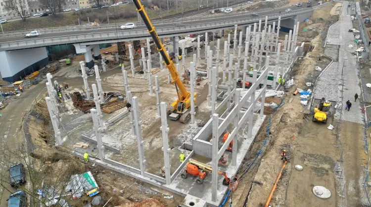 Na terenie budowy parkingu kubaturowego przy Urzędzie Marszałkowskim postawiono już 90 ze 100 słupów będących elementami konstrukcji obiektu. Kierowcy mają skorzystać w parkingu w czerwcu 2021 r. 