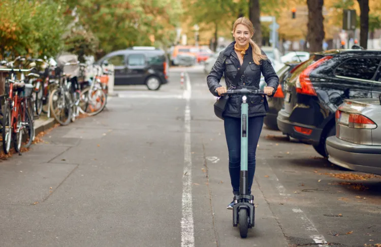 W świetle prawa, na ścieżce rowerowej poruszający się na każdym innym pojeździe niż rower, traktowany jest jak pieszy. Być może dojdzie jednak do zmian w związku z coraz większą popularnością hulajnóg elektrycznych.
