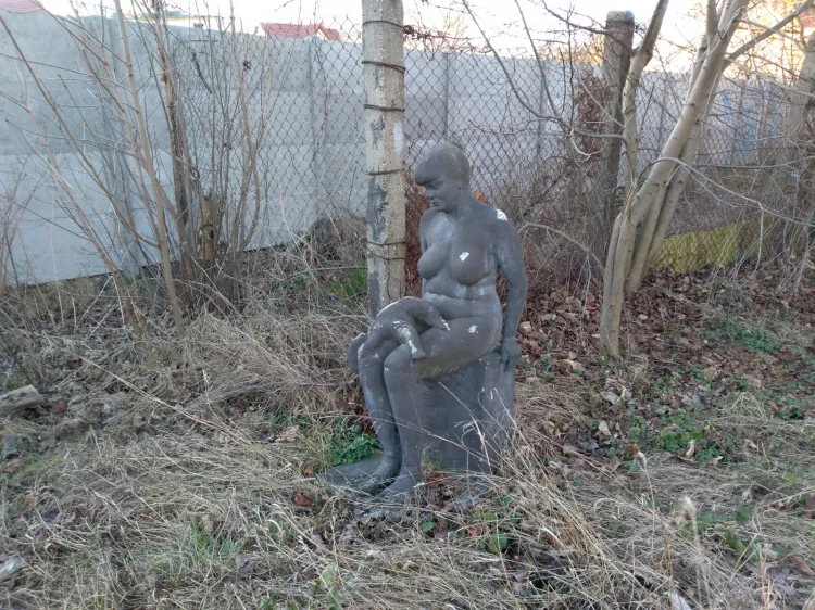 Rzeźba kobiety z dzieckiem leżącym na jej kolanach stanęła w pobliżu torów SKM między Oliwą a Żabianką.