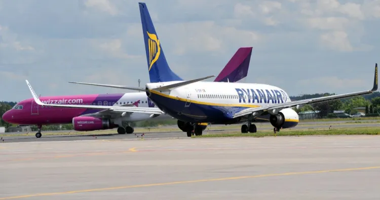 Wizzair zawiesił, a Ryanair ograniczył loty z Gdańska do Bergamo w północnych Włoszech.