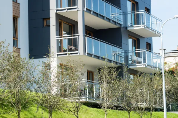 Balkon, taras, loggia czy ogródek coraz częściej stają się przydomową strefą relaksu, na której bardzo zależy kupującym mieszkania.