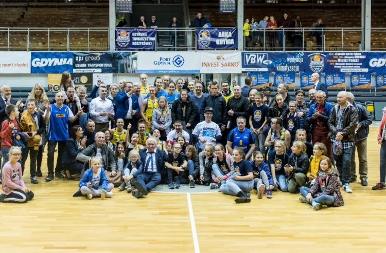 Koszykarki Arki Gdynia zostały mistrzyniami Polski po raz dwunasty w historii klubu i po raz pierwszy od 2010 roku. W tej kampanii awansowały również do Euroligi kobiet, a zdjęcie prezentuje radość wraz z kibicami, po kwalifikacyjnym meczu z tureckim Botas SK.