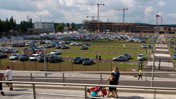 Parking przed stadionem mieści niecałe 2 tys. aut. Nie jest on jednak nawet w 90 proc. wykorzystywany przez kierowców. Parkują oni auta poza obiektem.