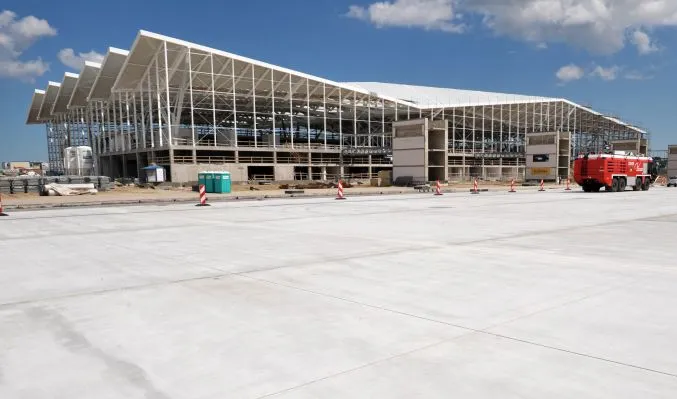 Budowa terminala T2 w Rębiechowie. Analitycy ze spółki PL.2012 oceniają, że inwestycja jest opóźniona. Zarząd Portu Lotniczego w Gdańsku uspokaja, że prace prowadzone są zgodnie z planem i terminal będzie gotowy wiosną przyszłego roku.