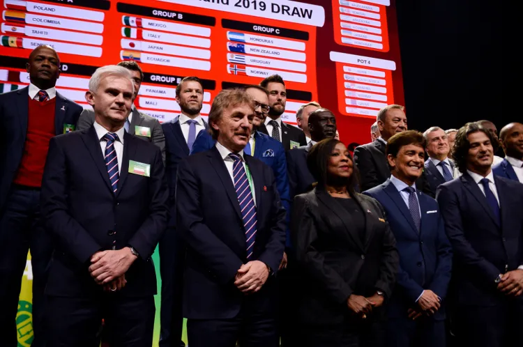 Niewiele ponad rok temu piłkarski świat "zjechał" do Gdyni na losowanie mistrzostw świata 2019 do lat 20. Teraz UEFA musi zawrzeć kompromis z FIFA, jeśli przerwane przez koronawirusa rozgrywki klubowe mają zostać dokończone. 