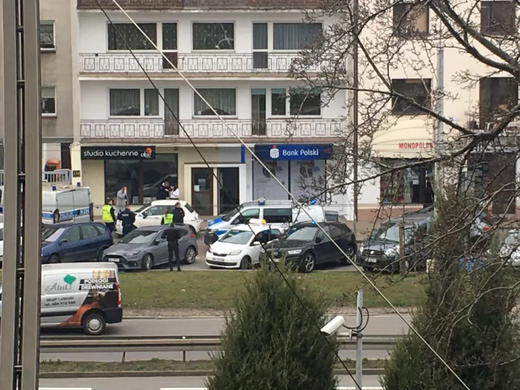 Do napadu doszło w poniedziałek przed południem w jednym z banków przy al. Zwycięstwa w Orłowie.