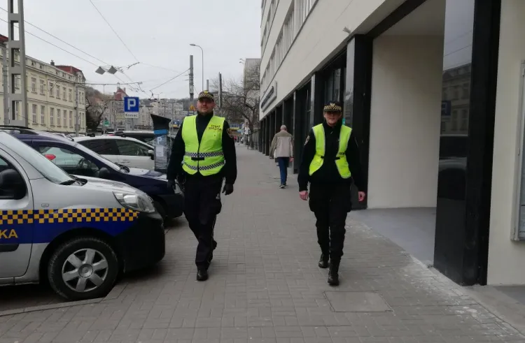Strażnicy miejscy z Gdyni są gotowi do pomocy osobom starszym, np. wyręczając ich w zrobieniu zakupów.