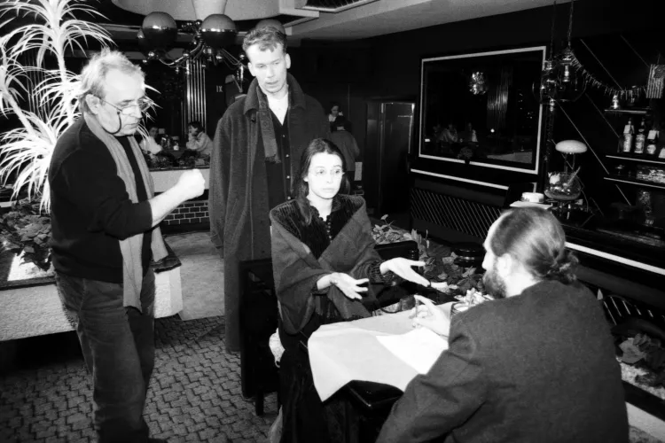 Plan filmowy serialu "Radio Romans" nagrywany w nocnym klubie Romantica na Zaspie. Scena z odziałem aktorów Renaty Dancewicz, Mirosława Baki i Igora Michalskiego, 23 stycznia 1995.