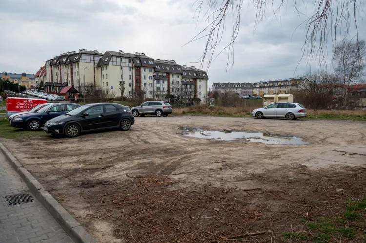 Niezagospodarowany plac przy skrzyżowaniu ulic Platynowej i Kadmowej na Oruni Górnej.