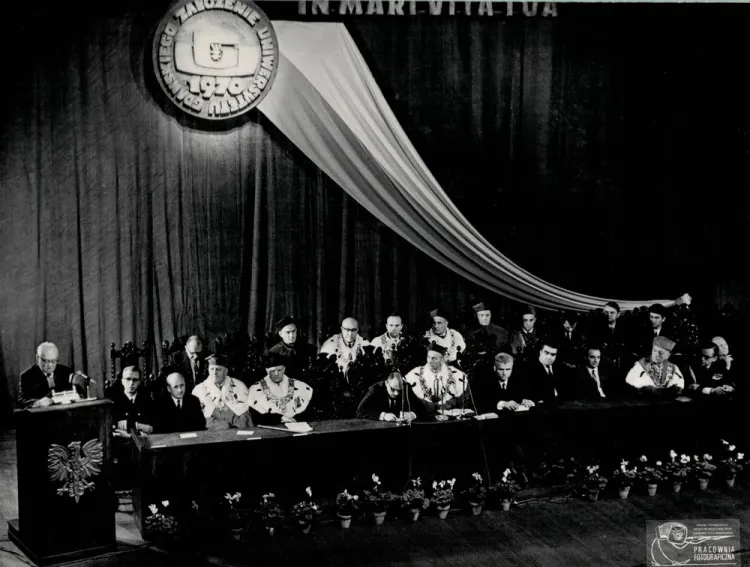 Uroczysta inauguracja w Teatrze Wybrzeże pierwszego roku akademickiego na nowo powołanym Uniwersytecie, 1 października 1970 r. (zbiory Muzeum Uniwersytetu Gdańskiego).