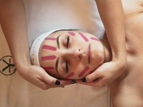 Jednym z manualnych zabiegów jest masaż Kobido, który relaksuje mięśnie, ale jednocześnie je pobudza i modeluje. 
