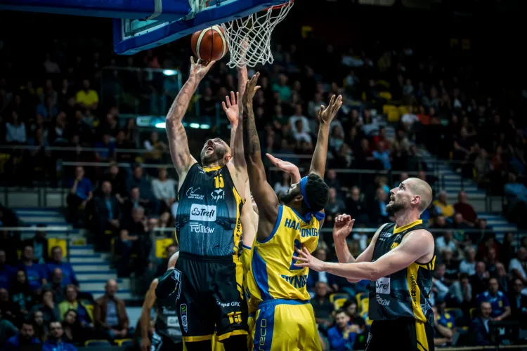 Sezon Energa Basket Ligi 2019/20 zakończył się po 22. kolejce. Asseco Arka Gdynia (żółto-niebieskie stroje) zakończyła go na 4. miejscu, a Trefl Sopot (czarno-żółte stroje) na 6.