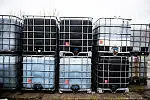 Każdy z 203 pojemników zgromadzonych na Przeróbce mieści 1000 litrów niebezpiecznych substancji płynnych i jest wypełniony w około 70 proc., co daje łączną ilość ok. 142 tys. litrów niebezpiecznych odpadów.