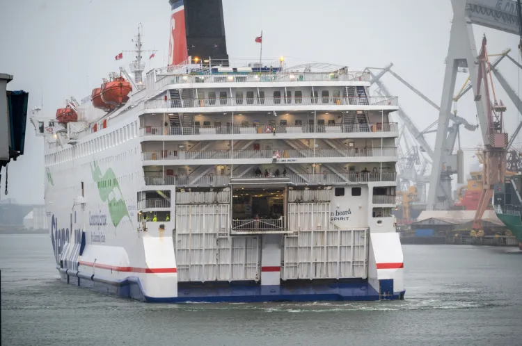 Na linii Gdynia-Karlskrona pływa obecnie jeden statek pod banderą szwedzką - Stena Vision. W tej chwili nie ma decyzji, w jaki sposób planowane zwolnienia wpłyną na funkcjonowanie linii Gdynia-Karlskrona. 