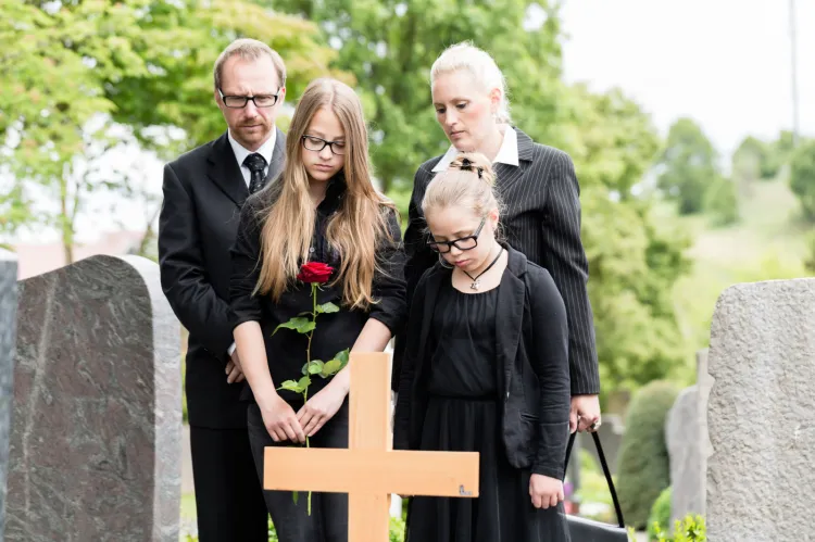 Aby ograniczyć ryzyko zakażenia koronawirusem, w pogrzebie powinni brać udział jedynie najbliżsi zmarłego.