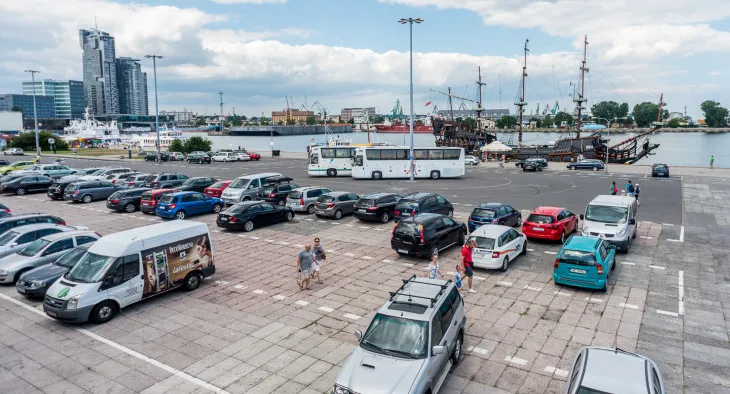 W czerwcu zamiast samochodów przed Akwarium Gdyńskim mają pojawić się drzewa, trawnik, ławki i odpoczywający mieszkańcy.