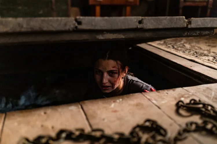 Film "W lesie dziś nie zaśnie nikt" miał zaplanowaną premierę 13 marca, ale odwołano ją z powodu zagrożenia epidemiologicznego. Od piątku 20 marca można film obejrzeć na platformie Netflix. Na zdjęciu: Julia Wieniawa.
