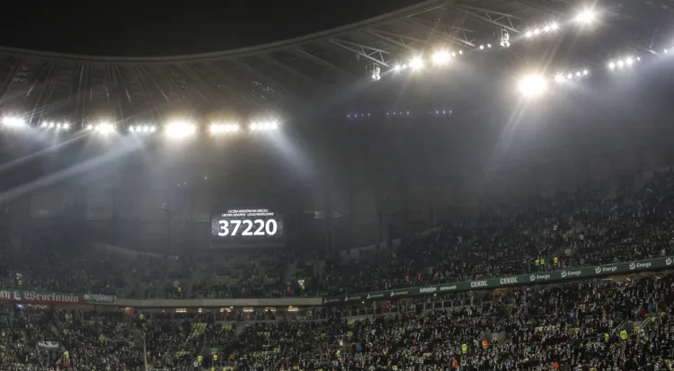 W marcu 2017 roku podczas meczu z Legią Warszawa na Stadionie Energa Gdańsk zasiadło 37220 widzów. Teraz Lechia chce pobić ten rekord, ale na wirtualnym stadionie. Sprzedaż internetowych biletów ma wspomóc klub finansowo podczas zawieszenia rozgrywek piłkarskich.
