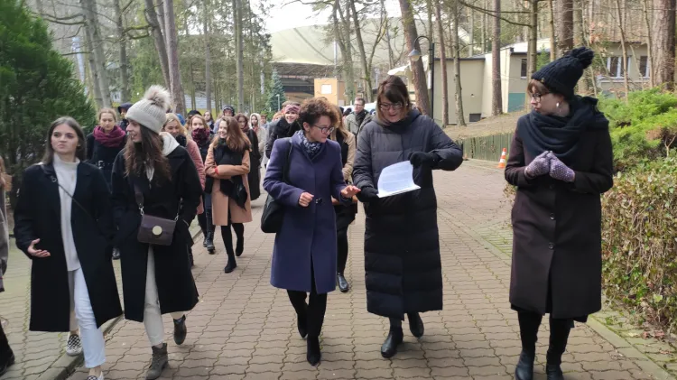 Aby uczestnikom konkursu łatwiej było tworzyć, niedawno zorganizowano dla nich wycieczkę po zakamarkach Opery Leśnej.