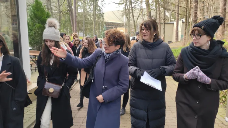 Aby uczestnikom konkursu łatwiej było tworzyć, niedawno zorganizowano dla nich wycieczkę po zakamarkach Opery Leśnej.