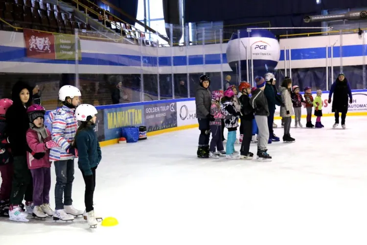 Zajęcia łyżwiarskie i ogólnodostępne ślizgawki w hali "Olivia" zostały odwołane do 14 kwietnia. 