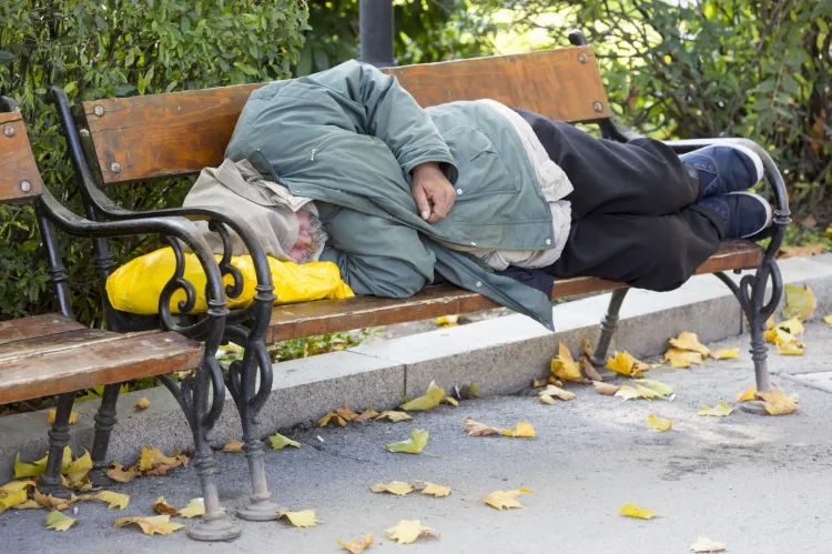 Osoby bezdomne są szczególnie narażone na zakażenie koronawirusem. 