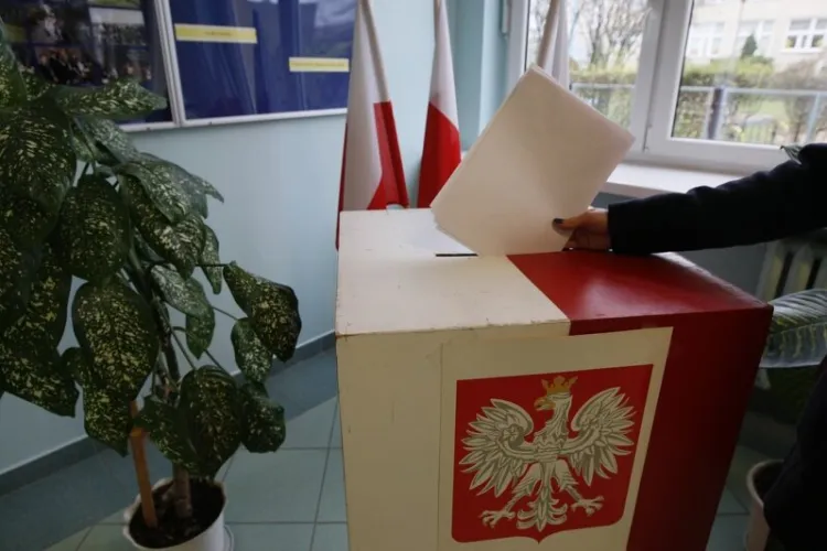 Wybory prezydenta Polski mają się odbyć 10 maja. Samorządowcy wskazują na szereg problemów i zagrożeń związanych z organizacją wyborów w tym terminie.