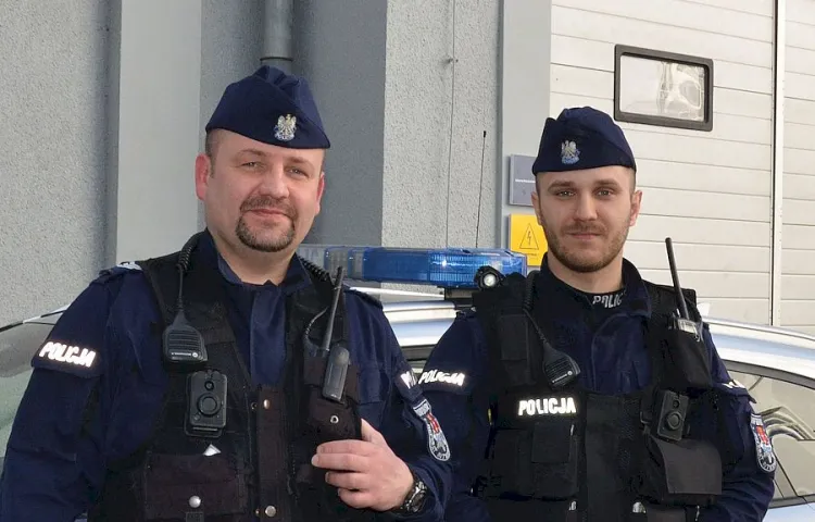 Policjanci Damian Rusiecki i Paweł Kulak eskortowali taksówkę z rodzącą kobietą w drodze do szpitala.