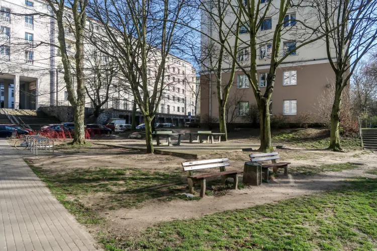 Skwer ze stołami do tenisa stołowego na placu przed Biblioteką Wiedzy, 25.03.2020, Gdynia Wzgórze św. Maksymiliana 