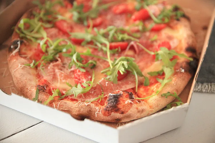 Testuję kolejne dania zamówione na telefon. Na zdjęciu: pizza Parma od pizzerii Na Okrągło.