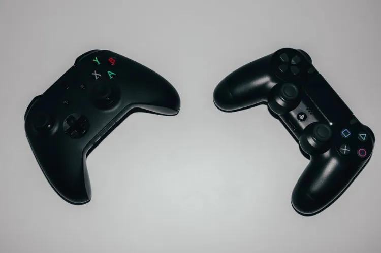 Czy współpraca Microsoft i Sony sprawi, że zakończą się podziały na fanów konsol Xbox (z lewej) i PlayStation (z prawej)?